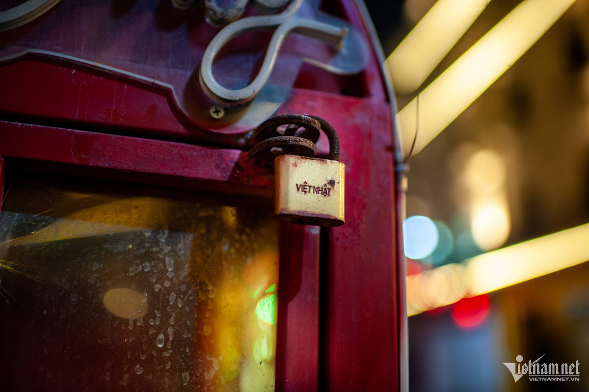 Thậm chí, nhiều đoạn trong phố đi bộ không được bật đèn. Chị Thương (quận Cầu Giấy) cùng chồng đến đây để check-in nhưng cảm thấy vỡ mộng. "Phố tối tăm, vắng vẻ, tôi không chụp được bức ảnh nào nên ra về ngay, quá khác với những thông tin tôi tìm hiểu trên mạng xã hội", chị nói.