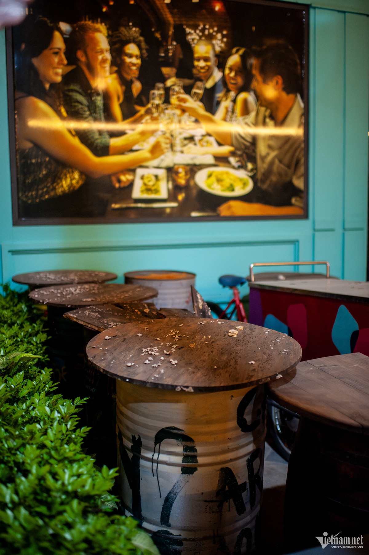 Bàn ghế của các cửa hàng bị bỏ không lâu ngày nay đã phủ bụi, mọc nấm.