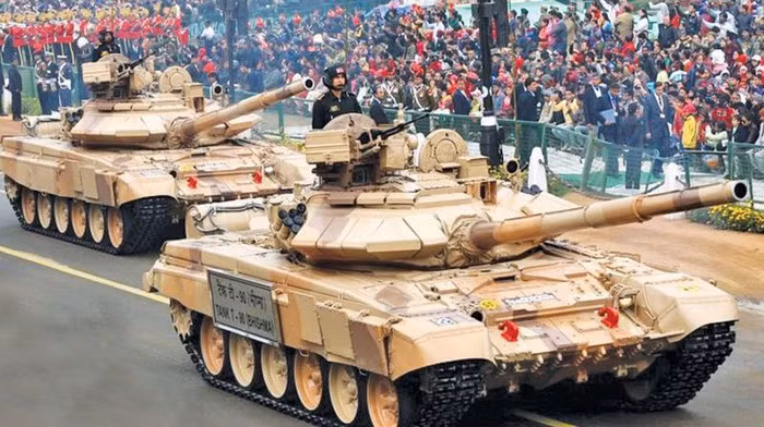 "Khi đó lính tăng từ 19 quốc gia thi đấu trong điều kiện chiến đấu mô phỏng để xác định tổ lái nào tốt hơn, kíp điều khiển Ấn Độ bại trận do xe tăng T-90 chủ lực và dự bị đều gặp trục trặc về cơ khí".