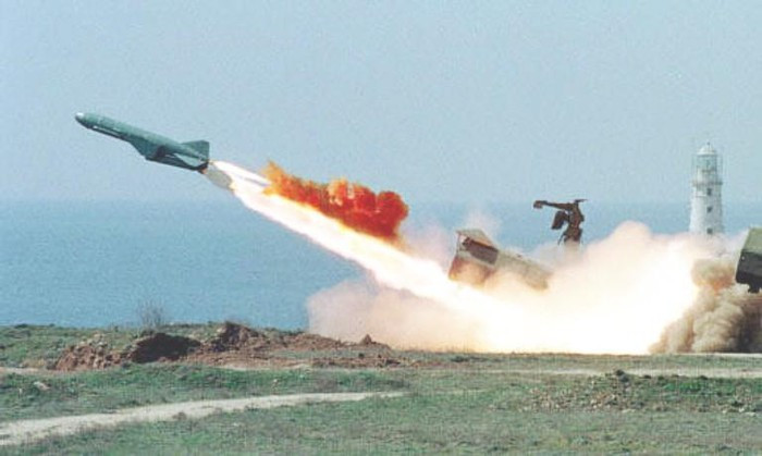 Kích thước của tên lửa P-15 khá lớn, bay hành trình cao (giai đoạn cuối tên lửa vẫn còn ở độ cao trên 100 m), tốc độ chậm, khả năng cơ động kém, ngoài ra nó còn rất dễ bị gây nhiễu trong môi trường tác chiến điện tử dày đặc.