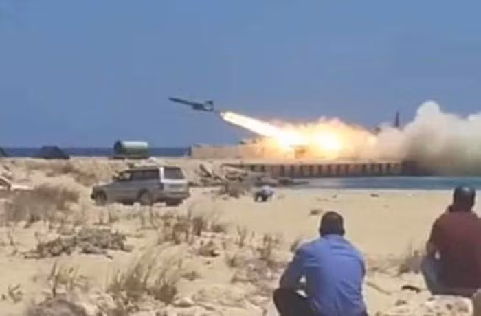 Tên lửa P-15 Termit là vũ khí trang bị cho tổ hợp tên lửa phòng thủ bờ biển 4K51 Rubezh, đây là phương tiện tác chiến tốt nhất mà LNA có trong tay, họ kỳ vọng rằng thứ vũ khí này sẽ khiến cho hải quân Thổ Nhĩ Kỳ phải "chùn chân".