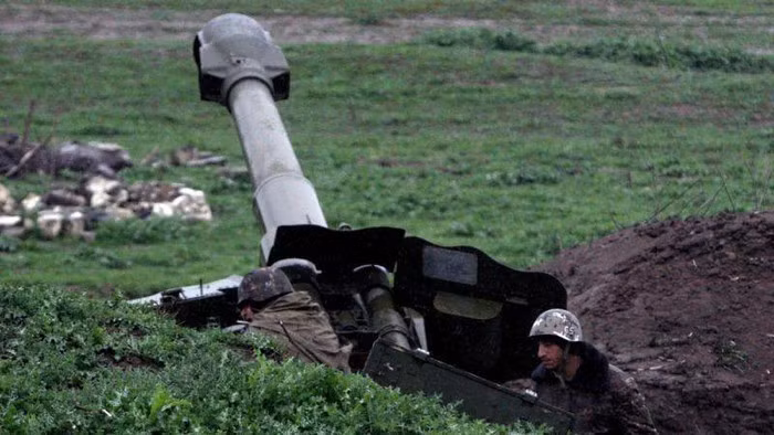 Điều đó đã dẫn tới nhiều ý kiến phản đối ngay trong nội bộ nước Nga, khi cho rằng Moskva phải có chính sách trung lập hơn để ngăn chặn nguy cơ chiến tranh lan rộng.