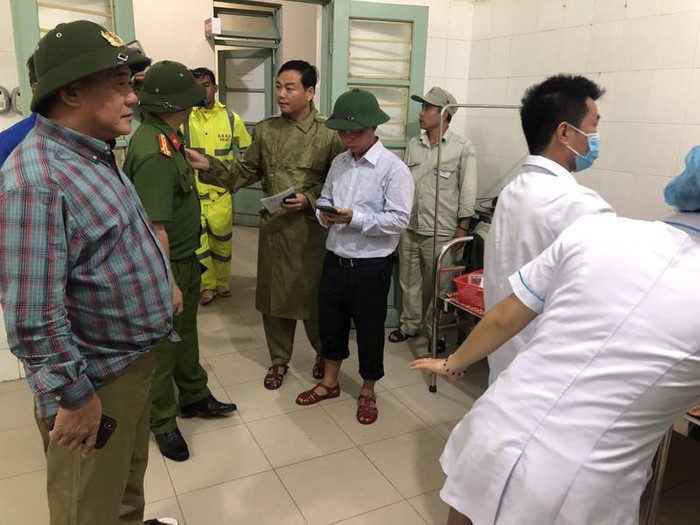 Vuot dong nuoc, dua nguoi cua thuy dien Rao Trang 3 di vien-Hinh-2