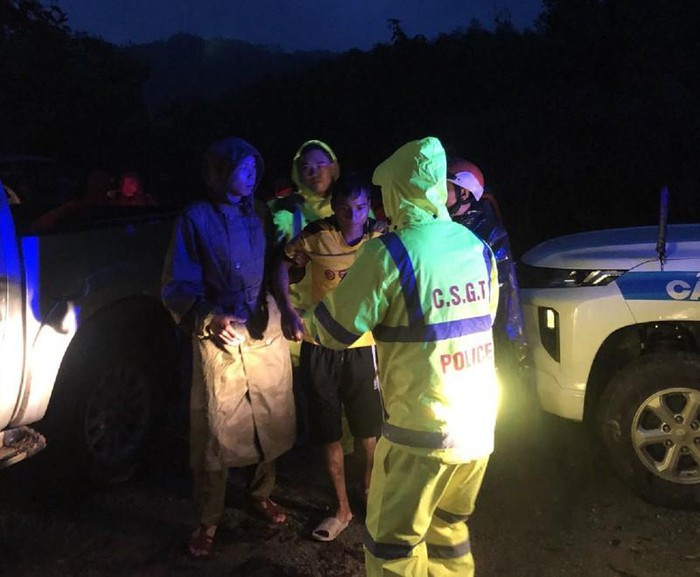 Vượt dòng nước, đưa người của thủy điện Rào Trăng 3 đi viện Vuot dong nuoc, dua nguoi cua thuy dien Rao Trang 3 di vien