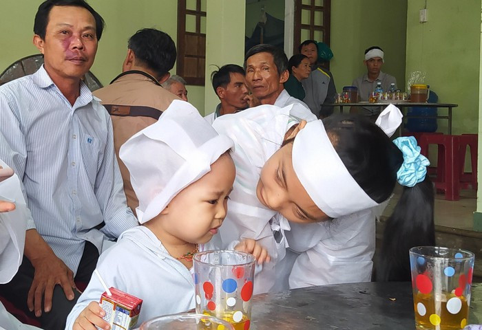 Vợ chồng ở Quảng Nam bị nước lũ cuốn trôi: Quặn lòng bé 2 tuổi khóc đòi mẹ Vo chong o Quang Nam bi nuoc lu cuon troi: Quan long be 2 tuoi khoc doi me