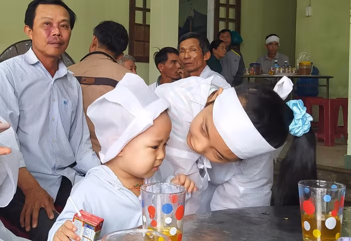 Vo chong o Quang Nam bi nuoc lu cuon troi: Quan long be 2 tuoi khoc doi me