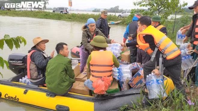 Hang hoa cuu tro mien Trung u dong rat nhieu: Thu truong Quoc phong ly giai
