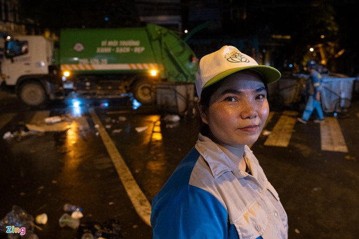 "Mấy đêm nay chúng tôi phải làm việc từ tối đến 4-5h sáng mới thu gom hết số lượng rác. Mỗi ca làm việc có 6 người phụ trách làm sạch các tuyến phố tại chợ Trung thu", chị Huyền chia sẻ.