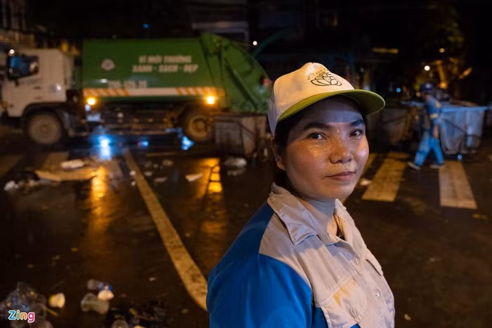 "Mấy đêm nay chúng tôi phải làm việc từ tối đến 4-5h sáng mới thu gom hết số lượng rác. Mỗi ca làm việc có 6 người phụ trách làm sạch các tuyến phố tại chợ Trung thu", chị Huyền chia sẻ.