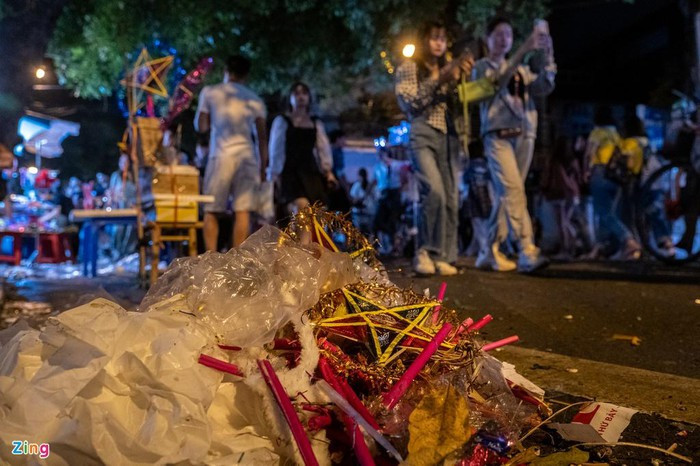 Những chiếc đèn ông sao của trẻ em sớm bị bỏ lại ở những đống rác ven đường.