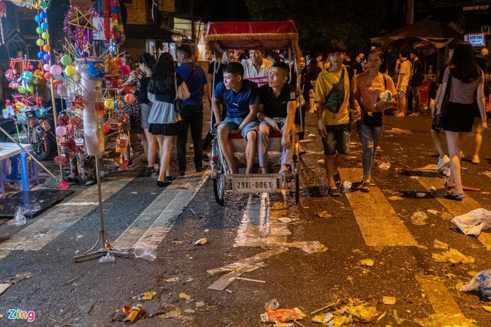 Anh Bùi Xuân Diệu (Điện Biên) lần đầu đi chơi Trung thu Hà Nội cho biết hội chợ trăng rằm ở quê anh còn sạch hơn. "Ý thức giữ gìn vệ sinh chung của mọi người kém. Tôi thấy đường phố quá nhiều vỏ chai nhựa bị vứt bừa bãi", anh Diệu chia sẻ.