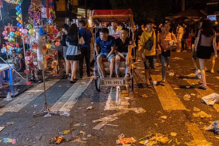 Anh Bùi Xuân Diệu (Điện Biên) lần đầu đi chơi Trung thu Hà Nội cho biết hội chợ trăng rằm ở quê anh còn sạch hơn. "Ý thức giữ gìn vệ sinh chung của mọi người kém. Tôi thấy đường phố quá nhiều vỏ chai nhựa bị vứt bừa bãi", anh Diệu chia sẻ.
