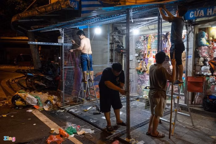 Các tiểu thương dỡ toàn bộ khung thép phục vụ bán hàng và hoàn trả lại mặt bằng vỉa hè ngay trong đêm. Nhưng nhiều người để lại kệ gỗ và xốp khiến lượng rác thải xuất hiện nhiều hơn.