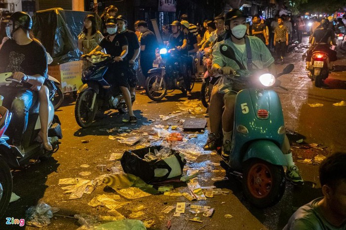 Có nhiều đoạn, người đi xe máy phải đánh lái tránh những vật dụng kích thước lớn nằm giữa đường.