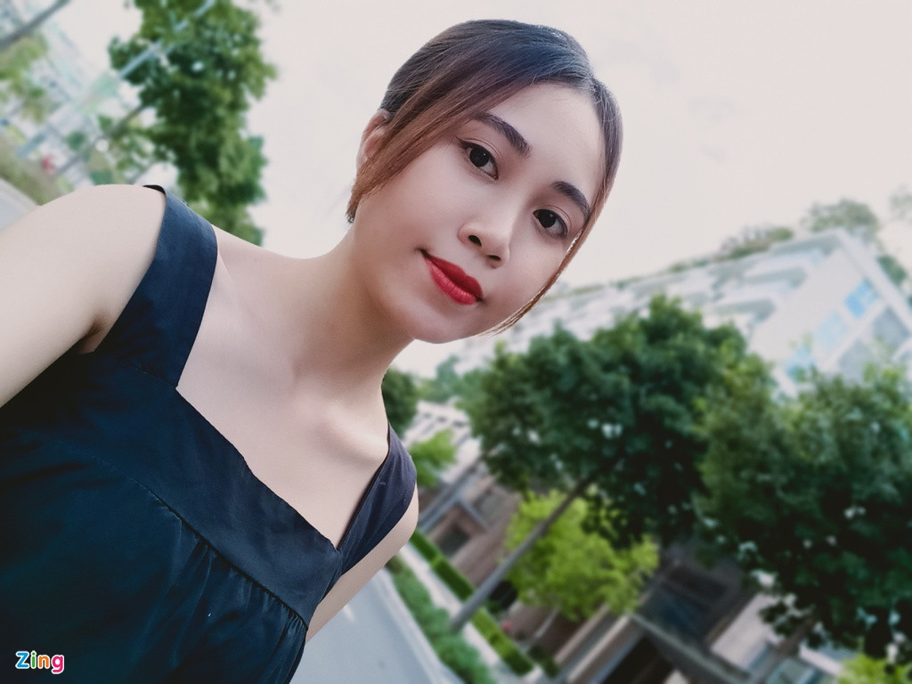 Hệ thống camera selfie kép với camera chính 16 MP, khẩu độ f/2.4 và camera xóa phông độ phân giải 2 MP, khẩu độ f/2.4, tích hợp hiệu ứng xoá phông hỗ trợ cả chụp ảnh lẫn quay video.