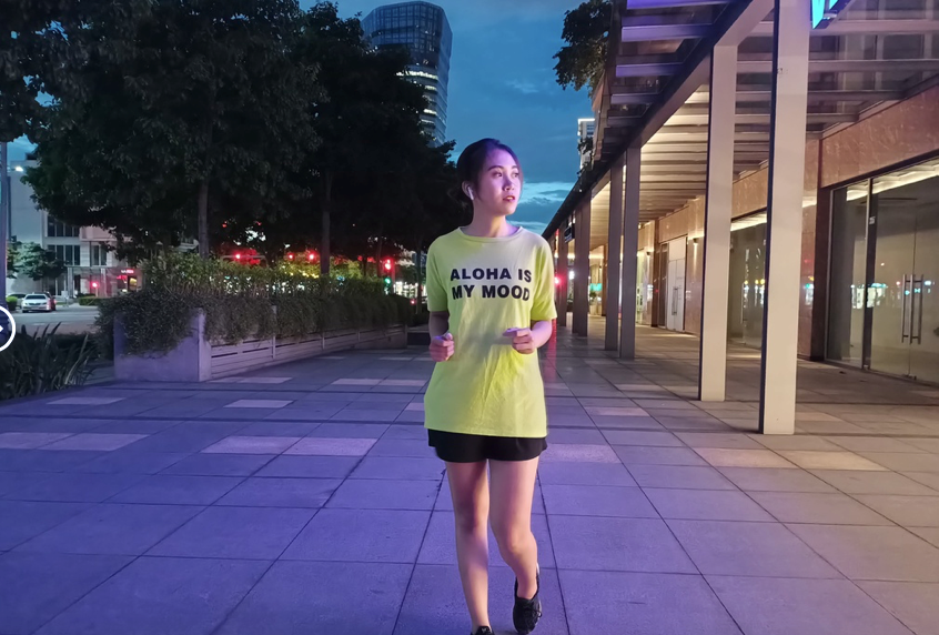 Ở chế độ chân dung đêm AI, tôi giữ máy khoảng 2 giây cho mỗi bức ảnh. Kết hợp hiệu ứng xóa phông nền và thuật toán HDR, chế độ này biến những bức chân dung thiếu sáng thành những tác phẩm nghệ thuật như được chụp dưới ánh đèn rực rỡ. Khi so sánh 2 bức ảnh giữa có và không có chế độ chân dung đêm AI, bạn có thể thấy sự khác biệt rõ ràng.