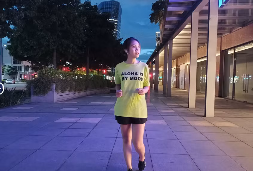 Ở chế độ chân dung đêm AI, tôi giữ máy khoảng 2 giây cho mỗi bức ảnh. Kết hợp hiệu ứng xóa phông nền và thuật toán HDR, chế độ này biến những bức chân dung thiếu sáng thành những tác phẩm nghệ thuật như được chụp dưới ánh đèn rực rỡ. Khi so sánh 2 bức ảnh giữa có và không có chế độ chân dung đêm AI, bạn có thể thấy sự khác biệt rõ ràng.