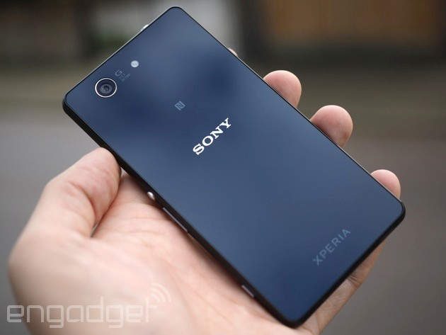 Thân máy được gia công từ một khối nhôm duy nhất, kẹp giữa hai tấm kính cường lực. Các đường nét của thiết kế khá đẹp. Máy có khá nhiều phiên bản màu sắc cho người dùng chọn lựa dễ dàng.