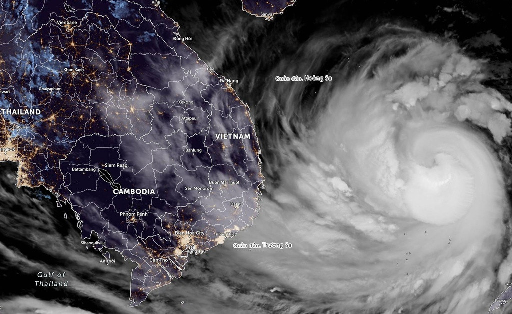 Zoom Earth còn cho phép hiển thị thời tiết trong quá khứ. Trong ảnh là bão số 9 khi quét qua Philippines lúc 5h ngày 27/10.