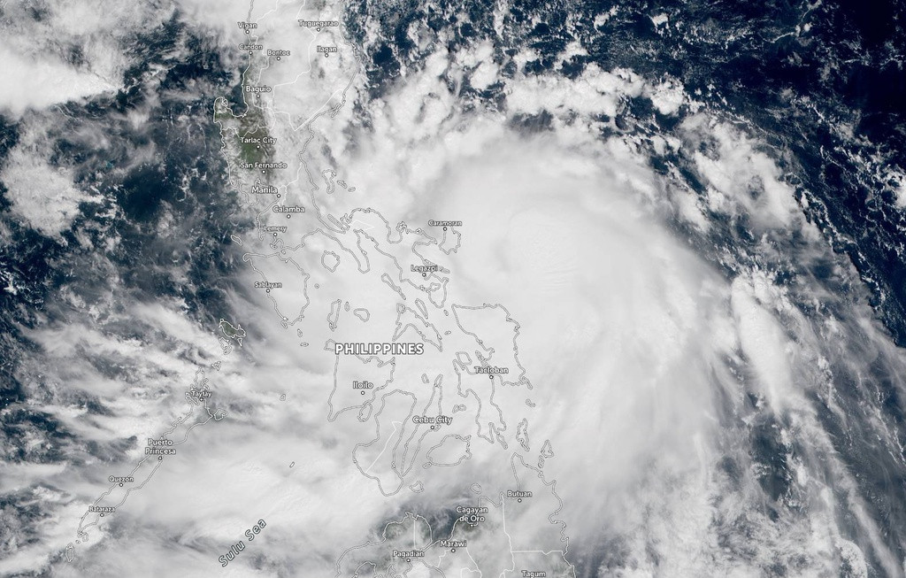Bão Molave được hình thành từ vùng biển ngoài khơi Philippines với xuất phát điểm là một cơn áp thấp nhiệt đới có sức gió mạnh cấp 7, giật cấp 9. Chỉ sau một ngày quần thảo trên biển, hình thái này mạnh thành bão hôm 25/10.