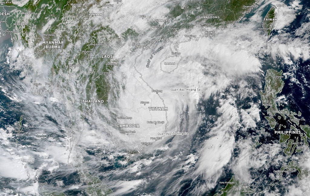 Đến 10h ngày 28/10, bão số 9 đã đổ bộ gần hoàn toàn vào đất liền.