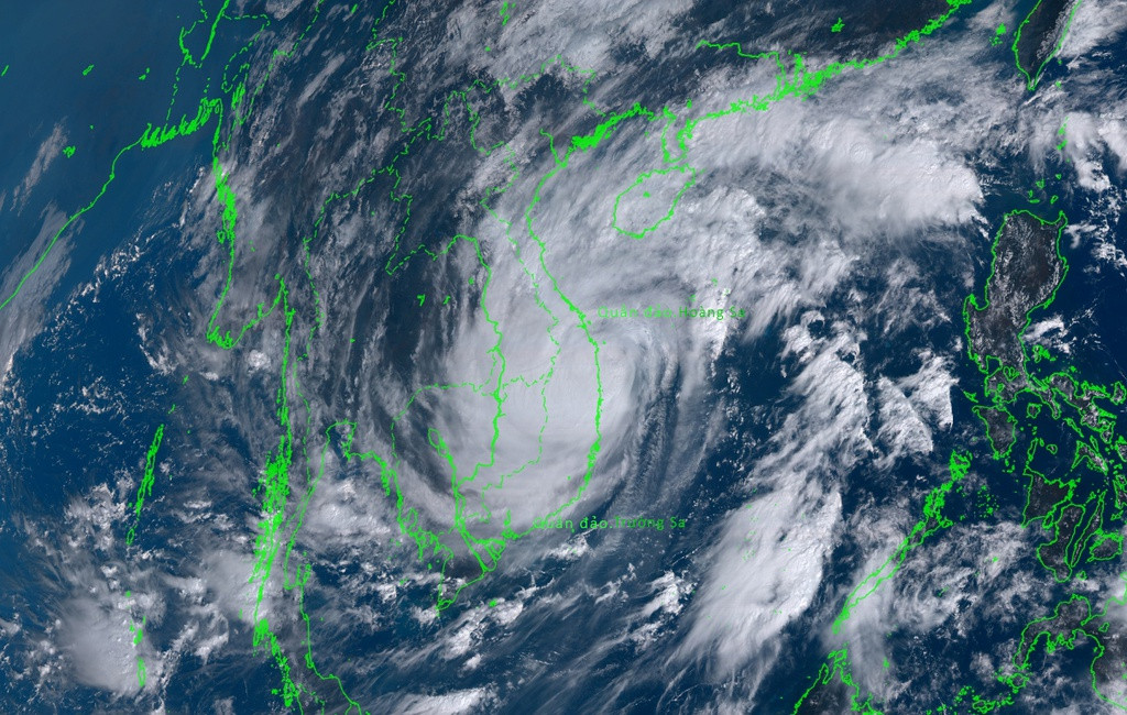 Himawari 8 là Vệ tinh Thời tiết Địa tĩnh (quan sát cố định một vị trí) được vận hành bởi Cơ quan Khí tượng Nhật Bản (JMA). Vệ tinh này do Mitsubishi Electric chế tạo với sự hỗ trợ của Boeing, được phóng lên quỹ đạo vào ngày 7/10/2014 với chi phí chế tạo khoảng 800 triệu USD. Do đây là vệ tinh theo dõi thời tiết của Nhật nên không thể di chuyển góc chụp sang Việt Nam.