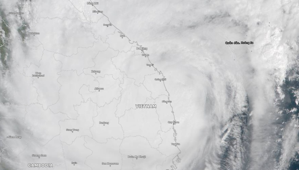 Bức ảnh cho thấy tầm ảnh hưởng của bão số 9. Khu vực từ Bắc Trung Bộ đến Nam Trung Bộ bị phủ bởi các đám mây mưa dày đặc. Người dùng có thể zoom vào từng khu vực để theo dõi bão thời gian thực.