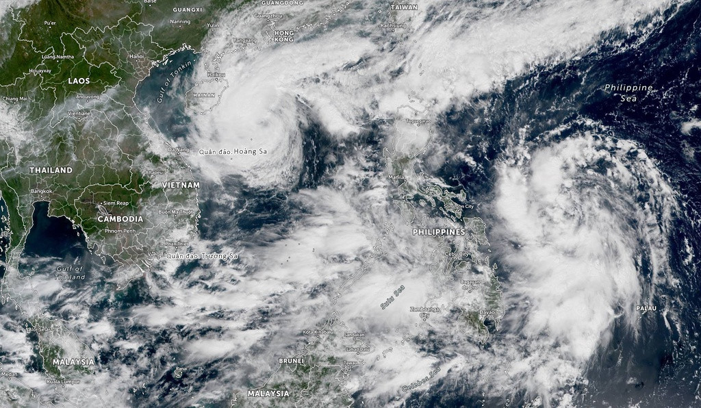 Ảnh chụp vệ tinh ngày 25/10 cho thấy 2 cơn bão 8 và 9 cũng xuất hiện ở Thái Bình Dương. Trong lúc bão số 8 chuẩn bị đổ bộ vào Việt Nam, bão số 9 hình thành ở ngoài khơi Philippines.