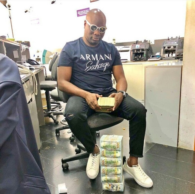 Không chỉ có con trai mà đại gia này cũng thường chụp ảnh bên cạnh các cọc tiền.