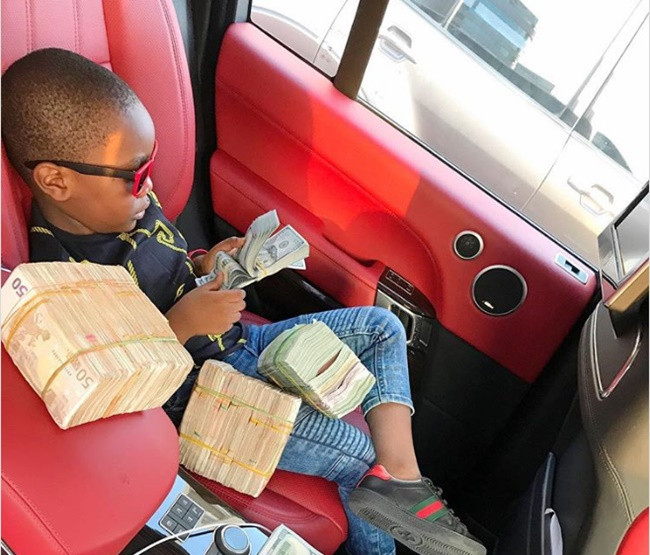 Cách đây không lâu, một cậu bé khiến dân mạng xôn xao khi ngồi bắt chéo chân đếm tiền và bên cạnh là nhiều cọc tiền khác. Nhiều người thắc mắc cậu bé là con cái nhà ai mà giàu có như vậy?