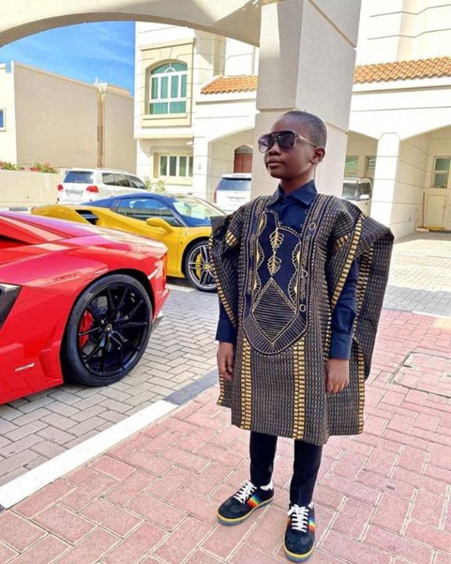 Và cậu cũng diện những bộ quần áo đắt tiền, đi giày hàng hiệu.