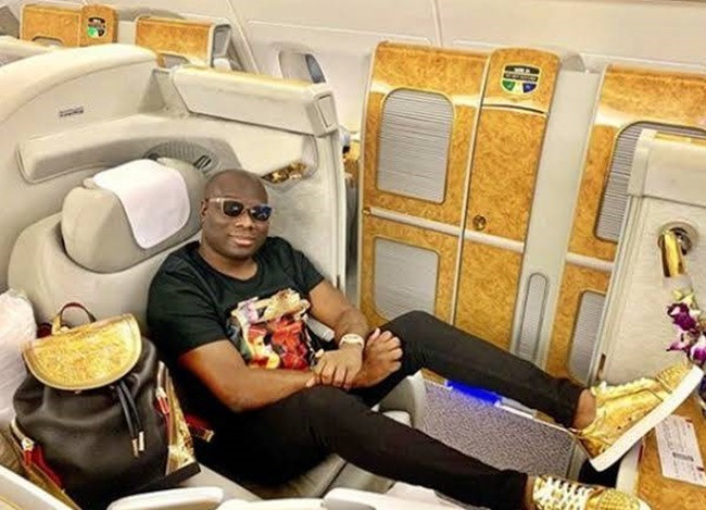 Cậu bé này là con trai của đại gia Ismaila Mustapha. Ông là giám đốc điều hành của Mompha Bureau de Change - một công ty đổi tiền tệ đặt tại Lagos, Nigeria. Ước tính khối tài sản của vị đại gia này có thể lên đến 15 triệu USD.