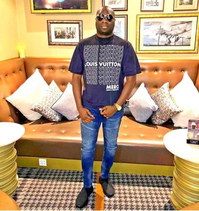 Ismaila Mustapha thường khoe những chiếc túi hàng hiệu Gucci, Cavalli, Valentino, Versace, Hermes và Louis Vuitton hút rất nhiều người theo dõi trên mạng.