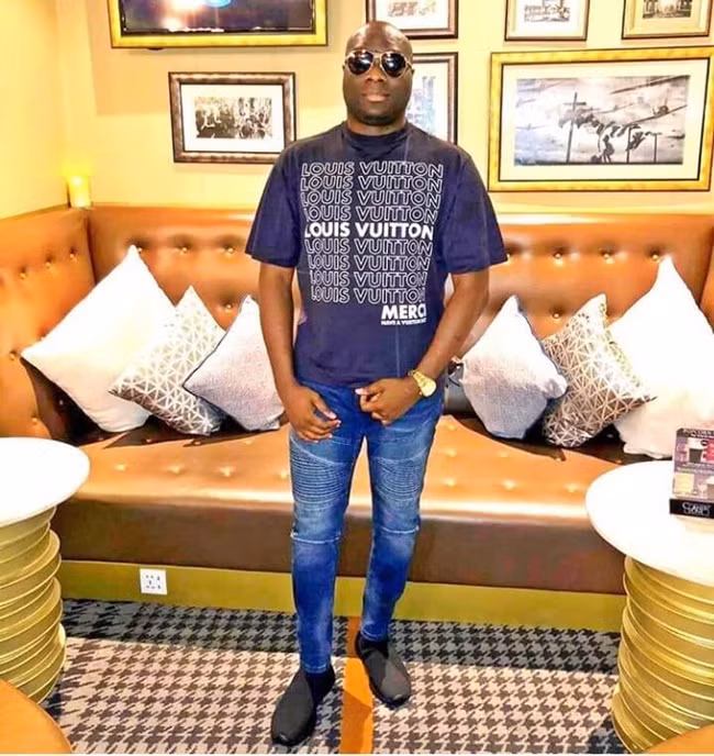 Ismaila Mustapha thường khoe những chiếc túi hàng hiệu Gucci, Cavalli, Valentino, Versace, Hermes và Louis Vuitton hút rất nhiều người theo dõi trên mạng.