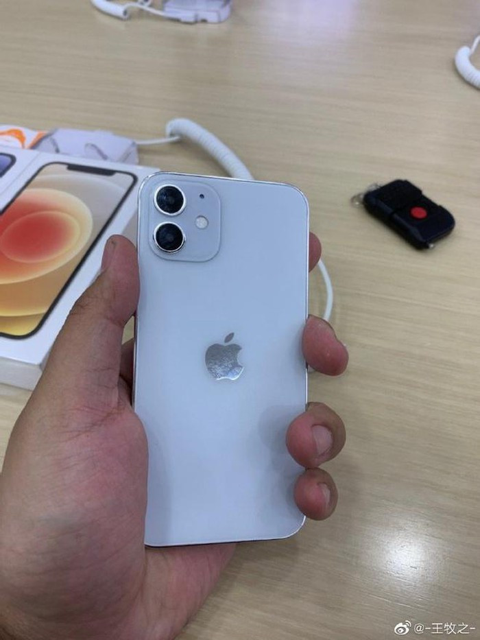 Bất ngờ với độ nhỏ gọn của iPhone 12 mini Bat ngo voi do nho gon cua iPhone 12 mini