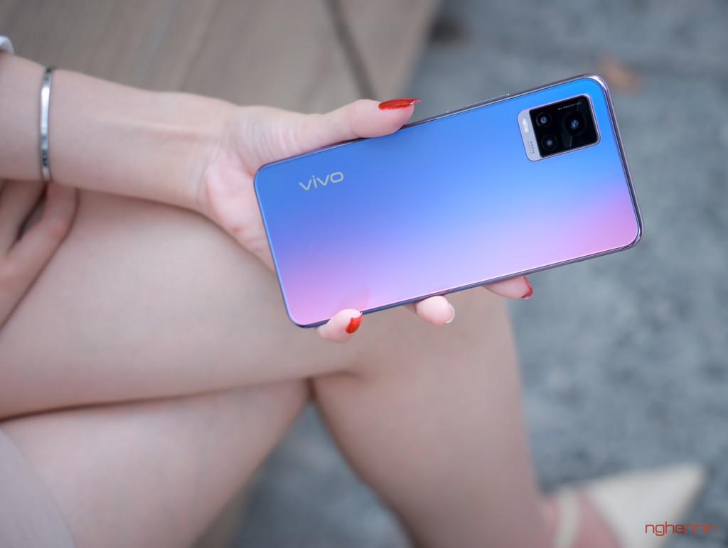 Mặt sau của vivo V20 sử dụng chất liệu kính mờ vừa có khả năng chống xước và hạn chế khá tốt vấn đề bám dấu vân tay. Nổi bật trên nền kính đó là cụm camera sau bố trí lệch trái theo thiết kế bậc thang tương tự dòng flagship X50 Series.