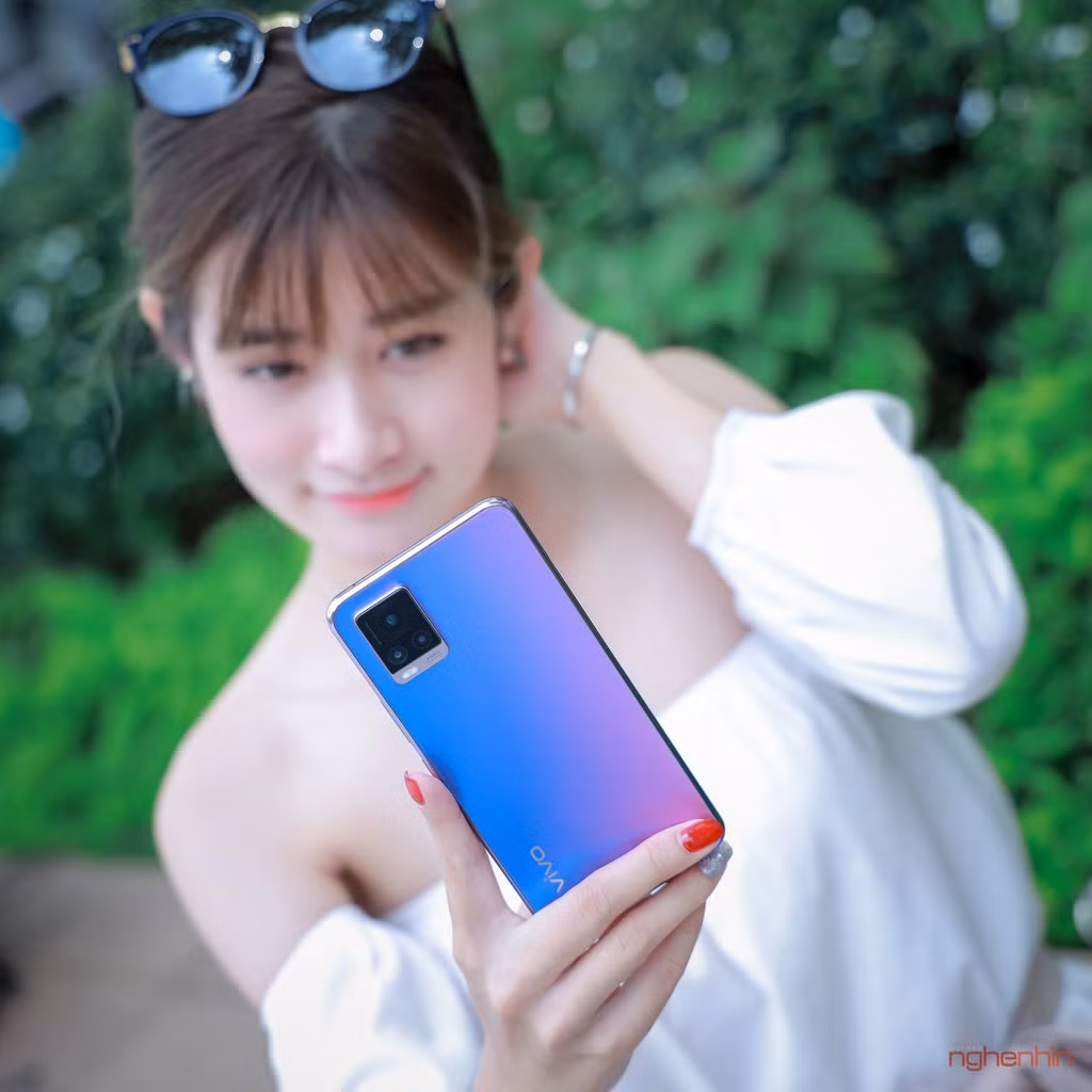 Ngoài Camera Selfie khủng được vivo đầu tư, V20 cũng mang đến cho người dùng bộ 3 camera sau với camera chính có độ phân giải lên đến 64MP cùng 2 camera phụ 8MP và 2MP, hỗ trợ đầy đủ các tính năng chụp ảnh và quay phim chuyên nghiệp.