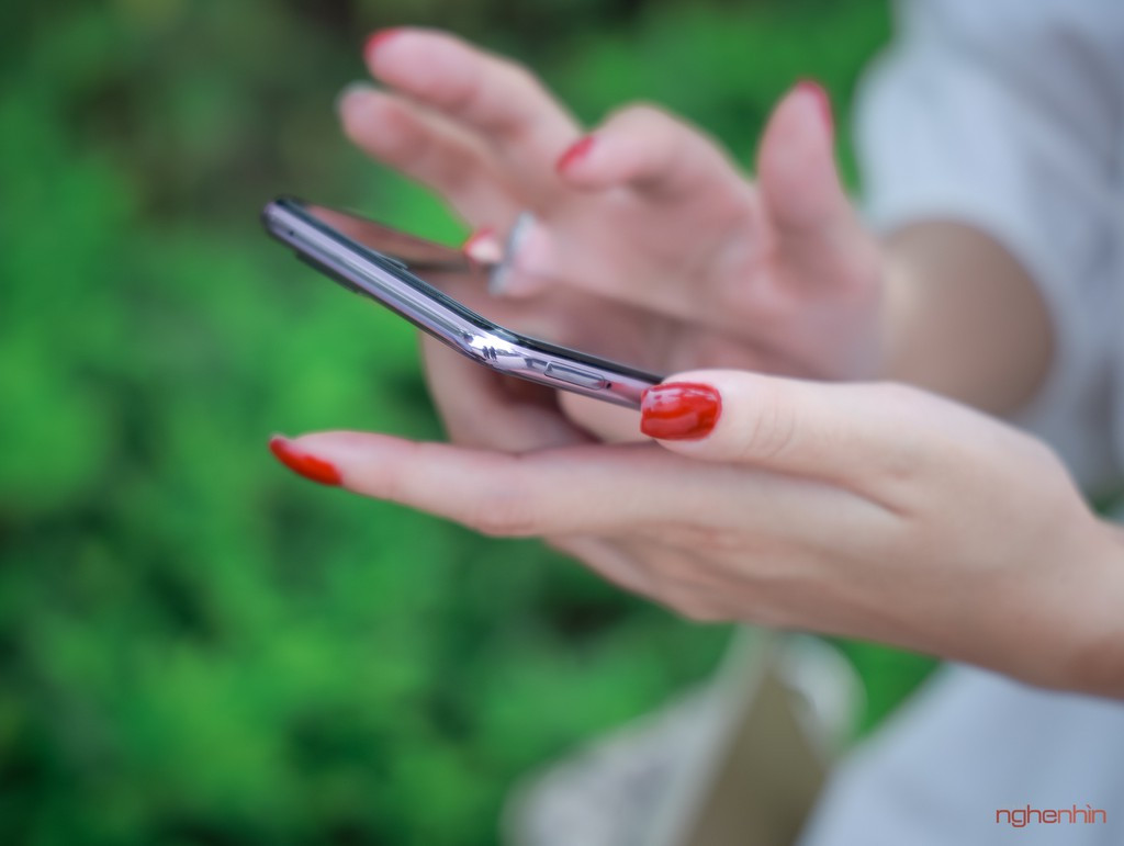 Ngoại hình vivo V20 còn gây ấn tượng bởi sự mỏng nhẹ, máy chỉ có độ dày khoảng 7,48mm và trọng lượng là 172g. Phiên bản Dạ Khúc Jazz có độ dày chỉ khoảng 7,38mm và cân nặng là 171g.