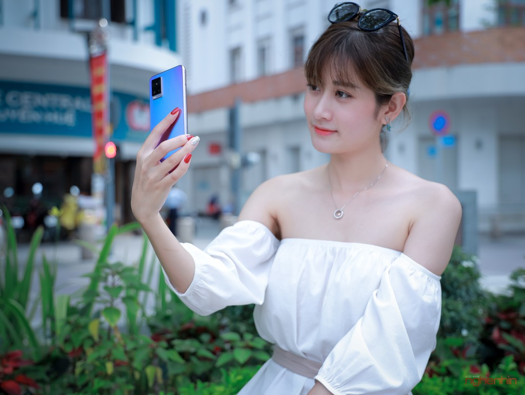 vivo V20 sử dụng bộ vi xử lý Snapdragon 720G, RAM 8GB và dung lượng lưu trữ 128GB, pin 4000mAh, hỗ trợ sạc nhanh 33W. Những thông số đủ để vivo V20 xử lý mượt mà, nhanh chóng các tác vụ cơ bản và đảm bảo xử lý các tựa game online một cách nhẹ nhàng mà không có tình trạng giật lag.