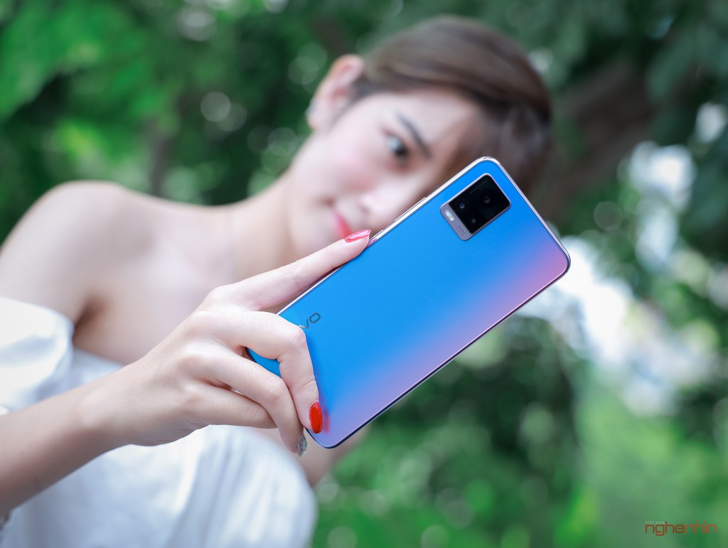 Theo vivo, những khoảnh khắc được chụp bằng camera trước mới chính là những phút giây đáng nhớ, chân thực và gần gũi nhất, khi người dùng được tự do ghi lại niềm vui của mình. Thông qua tính năng “Lấy Nét Tự Động Theo Mắt” và nhiều tính năng bổ trợ kể trên, vivo mong muốn mọi người tự tin trở thành Tâm Điểm Ánh Nhìn, thể hiện bản thân với phiên bản “camera trước” một cách chân thật, đầy niềm vui…