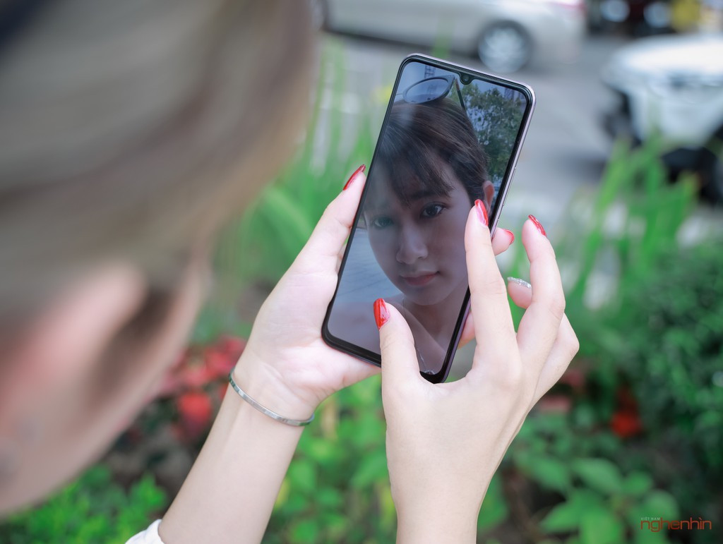 vivo V20 được trang bị màn hình giọt nước kích thước 6.44 inch, độ phân giải Full HD, sử dụng tấm nền AMOLED tích hợp công nghệ HDR10. Kết hợp phần viền tối ưu cho tỷ lệ bao phủ chiếm 91,2%, màn hình cho chất lượng hình ảnh chân thực, sống động mang đến trải nghiệm xem phim, chơi game hay lướt face, web trọn vẹn.