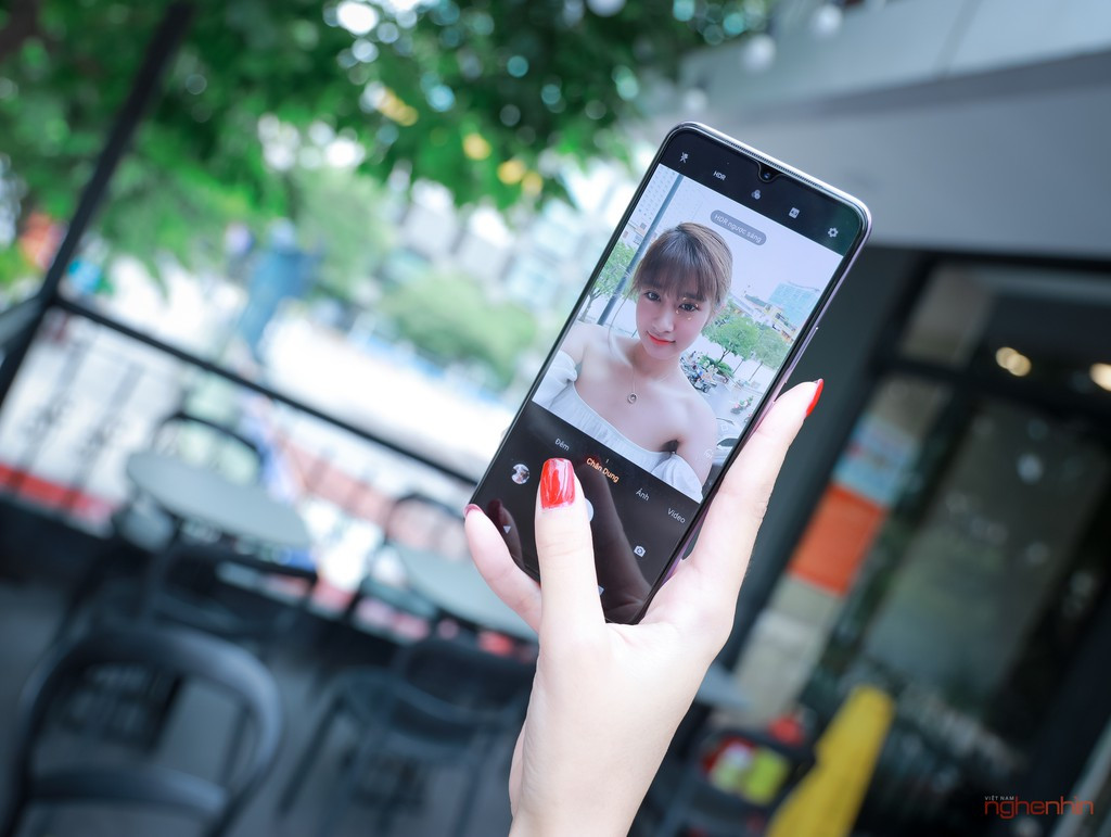 Một trong những điểm nhấn của vivo V20 nằm ở camera selfie với nhiều tính năng hỗ trợ cho việc chụp ảnh và quay phim, được kế thừa và nâng cấp từ các thế hệ tiền nhiệm dòng V Series. Đặc biệt nhất là tính năng lấy nét tự động theo mắt, kết hợp với độ phân giải khủng 44MP cho chất lượng ảnh vô cùng sắc nét.