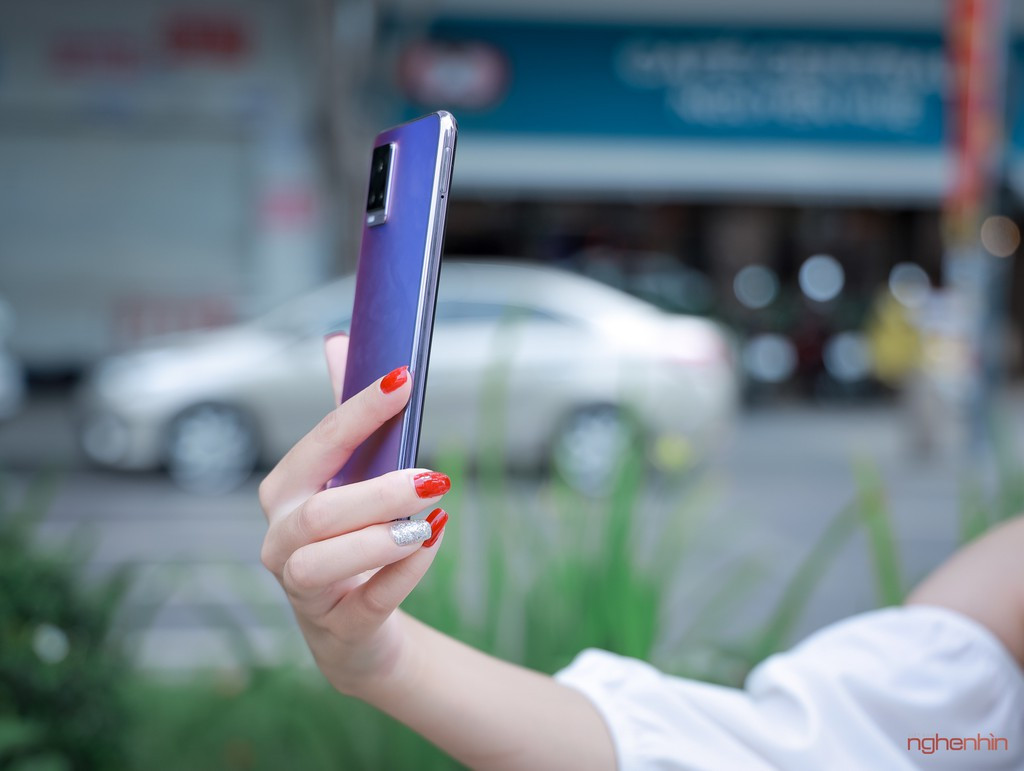 Kết hợp với phần khung viền kim loại bo cong mềm mại giúp cho việc cầm nắm dễ chịu, thoải mái trong tương tác. Điều thú vị dù vivo V20 khá mỏng nhưng vẫn trang bị đầy đủ hệ thống kết nối như cổng cắm tai nghe 3,5mm.