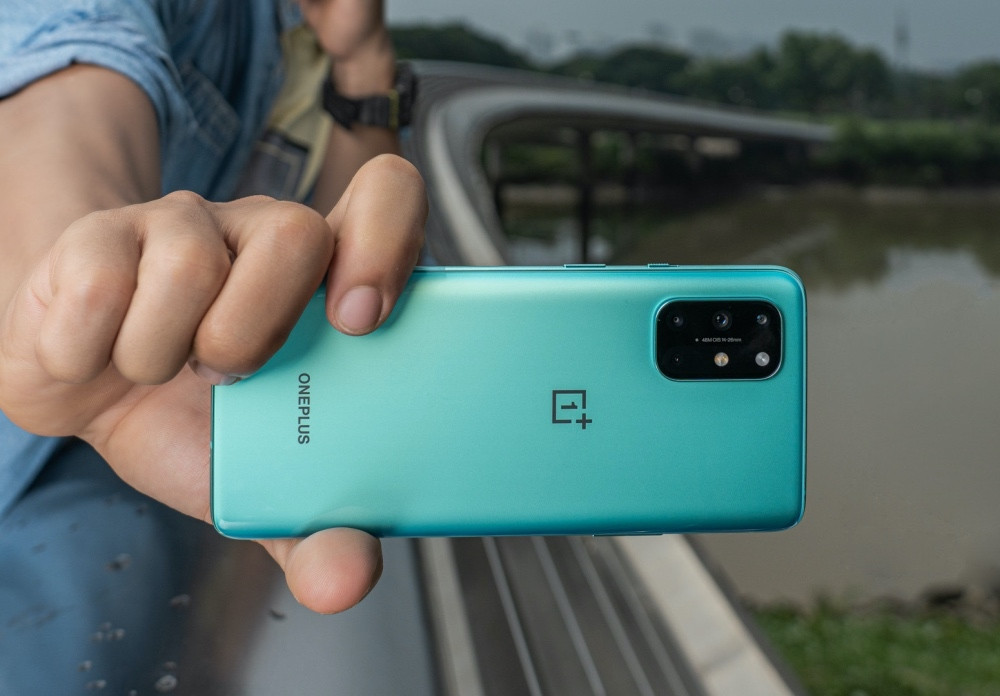 Viet Nam xuat hien mau dien thoai moi sac day pin trong 39 phut