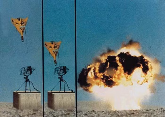 Thiết bị cảm biến của Harpy sẽ liên tục ghi nhận tìm kiếm các tín hiệu radar của đối phương và khi phát hiện, nó sẽ so sánh mẫu với cơ sở dữ liệu để đánh giá mức độ ưu tiên của mục tiêu. Nếu xác định là đối tượng cần tiêu diệt Harpy sẽ bổ nhào thẳng vào mục tiêu và tiêu diệt nó bằng đầu nổ mang theo, đầu nổ này được thiết kế kích hoạt ngay trên đầu vật thể để gây thiệt hại cao nhất.