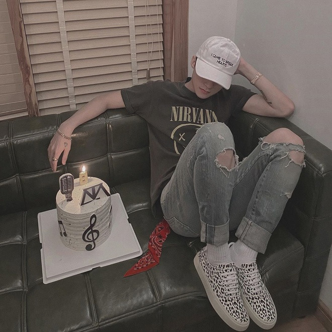 Sơn Tùng M-TP quay về hình ảnh chàng trai đơn giản khi diện áo thun họa tiết cùng quần skinny jeans. Anh chọn phụ kiện có gam màu trắng và biết cách tạo điểm nhấn bằng họa tiết da báo in trên thân giày. Ảnh: @sontungmtp