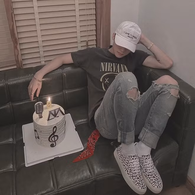 Sơn Tùng M-TP quay về hình ảnh chàng trai đơn giản khi diện áo thun họa tiết cùng quần skinny jeans. Anh chọn phụ kiện có gam màu trắng và biết cách tạo điểm nhấn bằng họa tiết da báo in trên thân giày. Ảnh: @sontungmtp