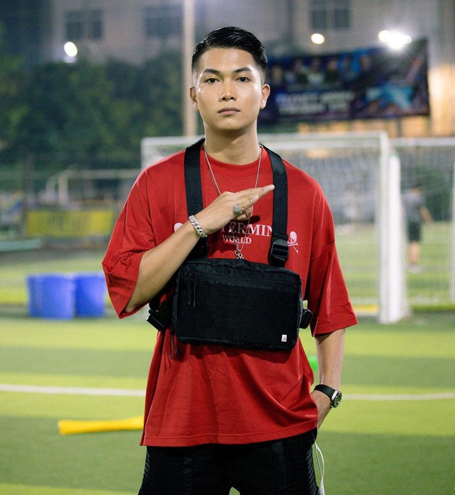 BigDaddy luôn biết cách ăn mặc theo kiểu dân rapper da màu. Anh phối áo thun oversized cùng quần jogger đơn giản và nhấn nhá bằng phụ kiện bảo hộ theo phong cách techwear. Những món phụ kiện không thể thiếu trên mỗi set đồ của anh chính là dây chuyền đính đá và vòng tay xích lấp lánh. Ảnh: @_bigdaddyofficial.