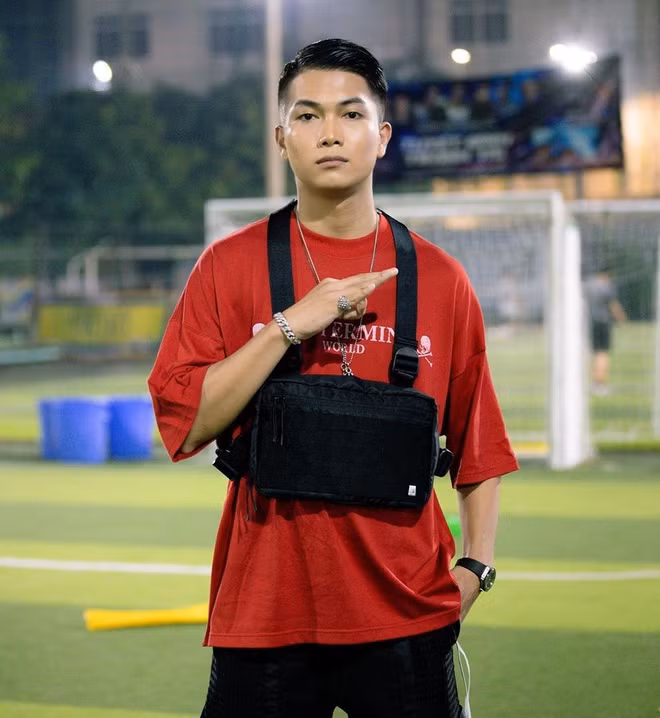 BigDaddy luôn biết cách ăn mặc theo kiểu dân rapper da màu. Anh phối áo thun oversized cùng quần jogger đơn giản và nhấn nhá bằng phụ kiện bảo hộ theo phong cách techwear. Những món phụ kiện không thể thiếu trên mỗi set đồ của anh chính là dây chuyền đính đá và vòng tay xích lấp lánh. Ảnh: @_bigdaddyofficial.