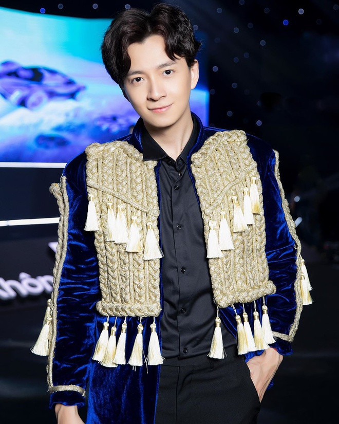 Ngô Kiến Huy nổi bật nhờ bộ cánh độc đáo. Anh phối set đồ đen bên trong với áo khoác vải nhung tông xanh đính kết tua rua tông sáng cùng cách đan thắt vải len trên thân và tay áo. Ảnh: @ngokienhuy_bap.